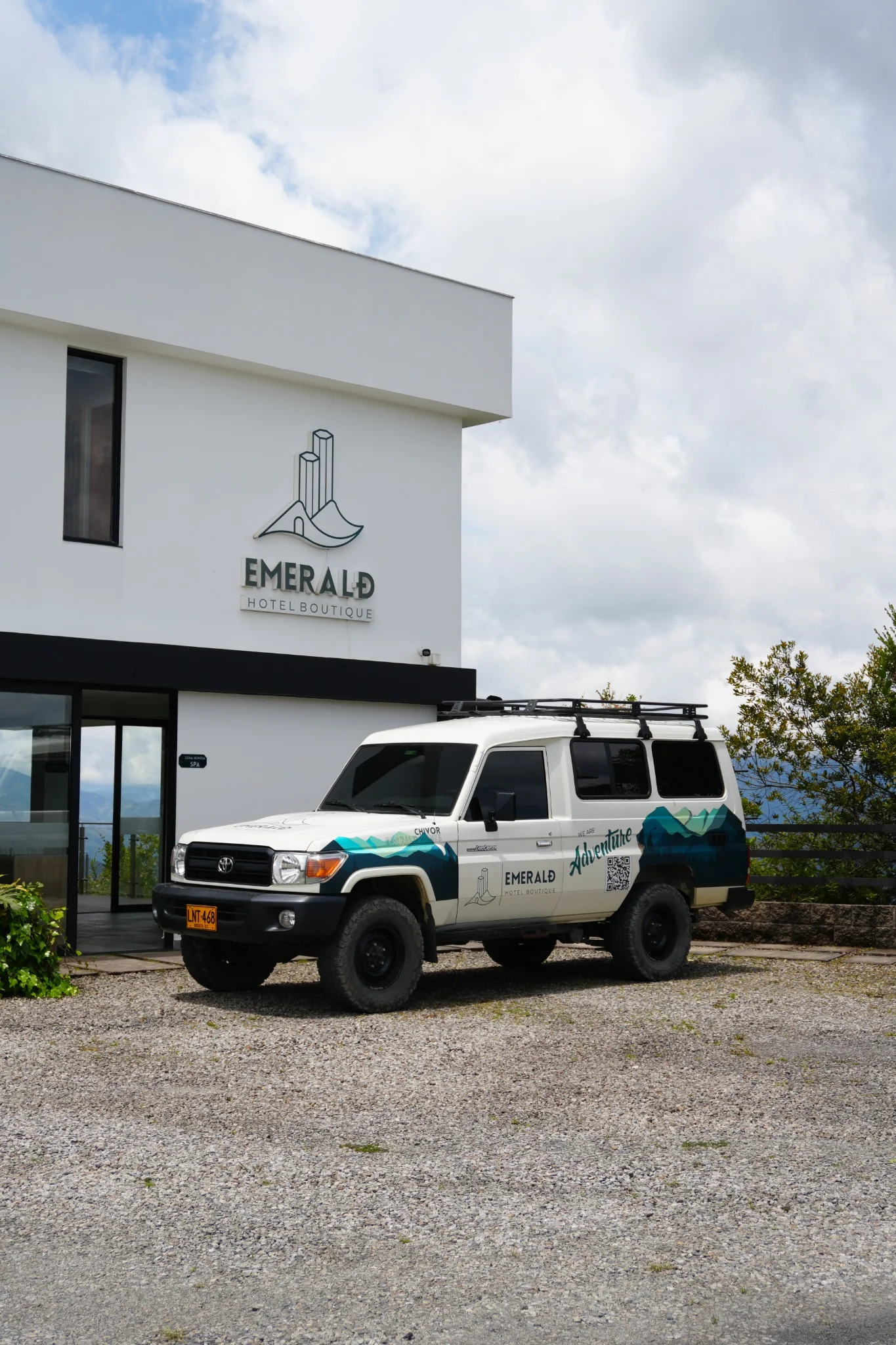 Vehículo Emerald Adventure frente al hotel